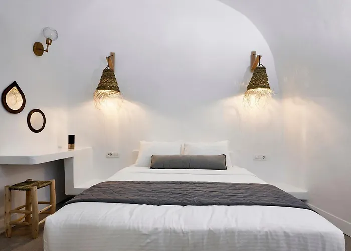 Luxury Santorini Superior Cave Outdoor Hot Tub